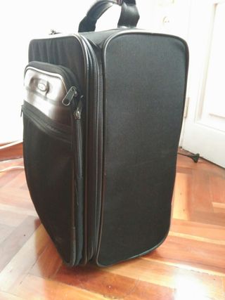 Trolley maleta negra pequeña de segunda mano por 8 EUR en Madrid en WALLAPOP