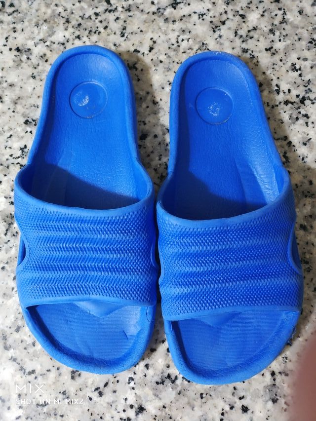 2pares chanclas niño.Talla 36.