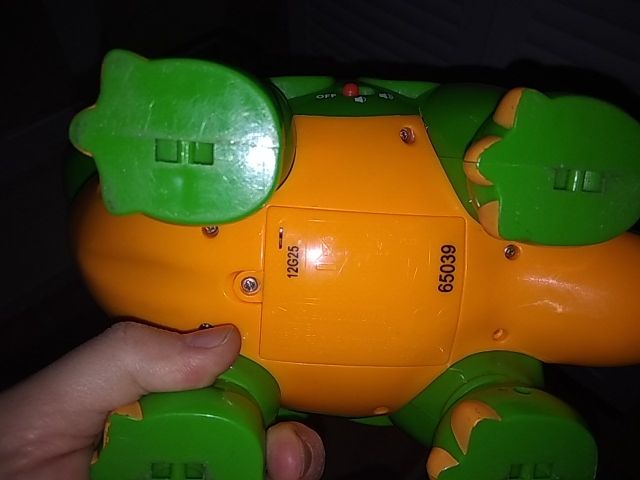 dinosaurio juguete pilas