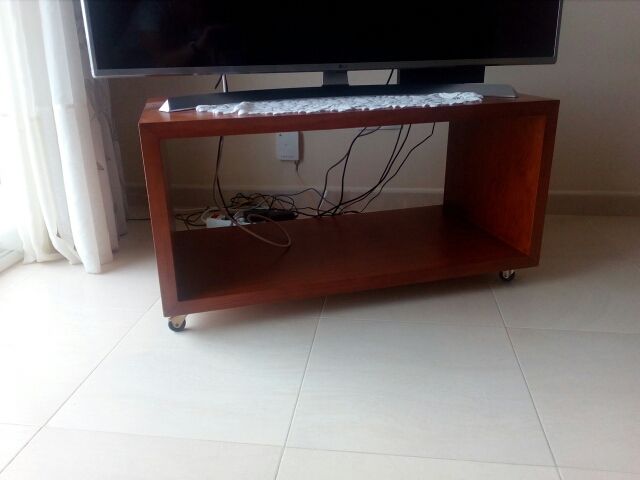 Mesa tv con ruedas