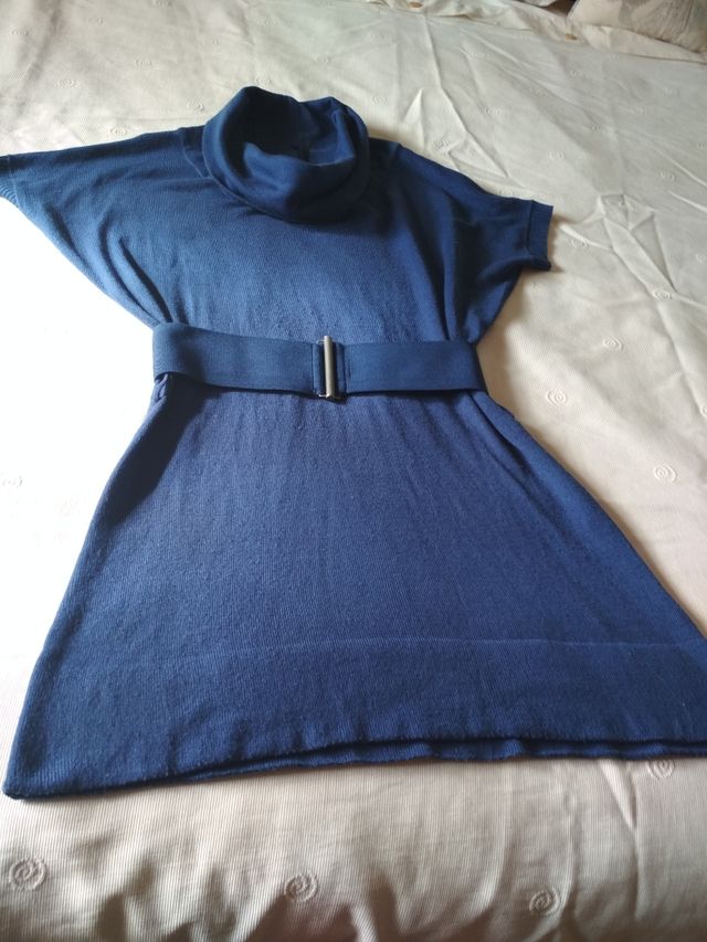 vestido con cinturón azul.