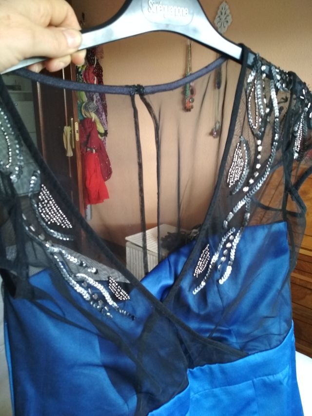 vestido raso y lentejuelas