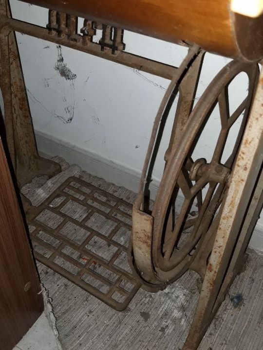 Máquina de coser con mueble