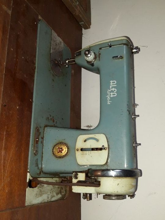 Máquina de coser con mueble