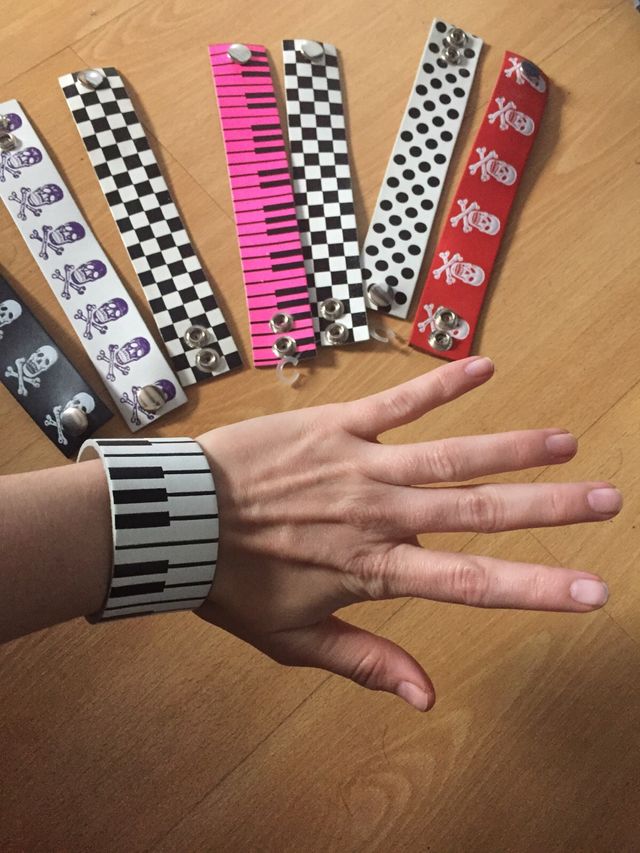 Pulseras piel : piano , cuadros , calaveras