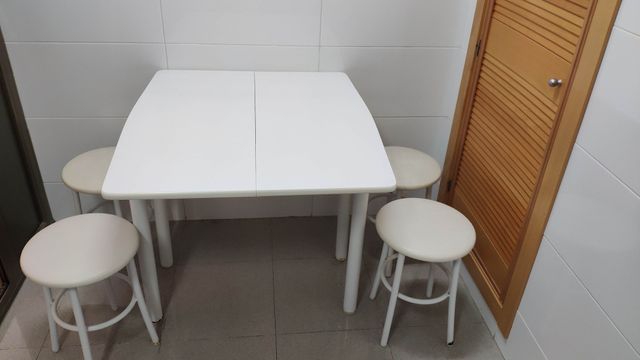Mesa plegable para cocina con 4 banquitos de segunda mano por 20 ... Mesa plegable para cocina con 4 banquitos de segunda mano por 20 ...