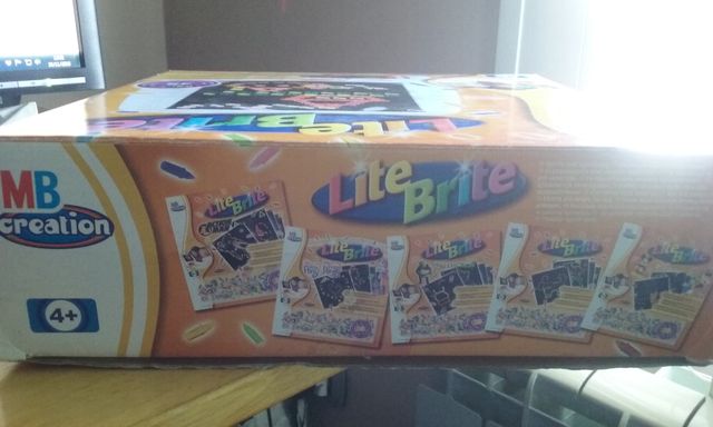 PIZARRA CON PINS PARA CREAR DIBUJOS.