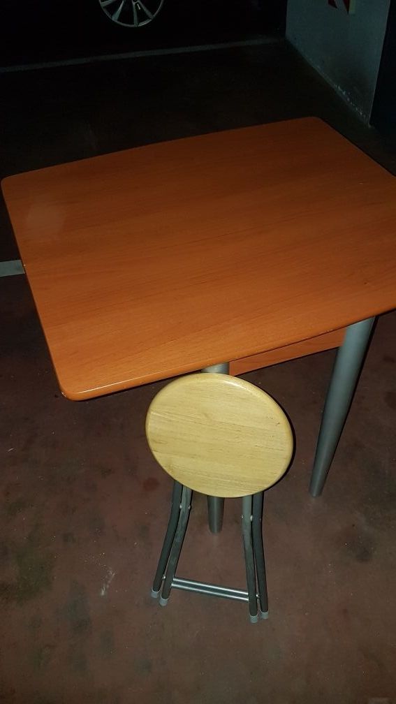 Mesa de cocina plegable tipo libro con dos tabutes de segunda mano ... Mesa de cocina plegable tipo libro con dos tabutes de segunda mano ...