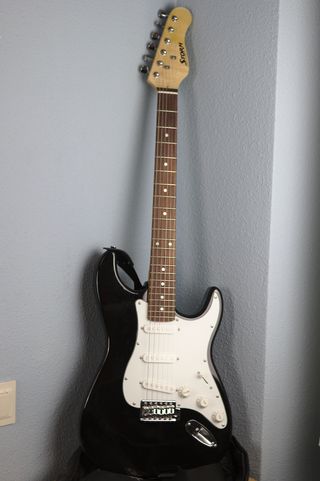 Guitarra eléctrica Storm Stratocaster de segunda mano por 100 EUR en  Colonia Covibar en WALLAPOP
