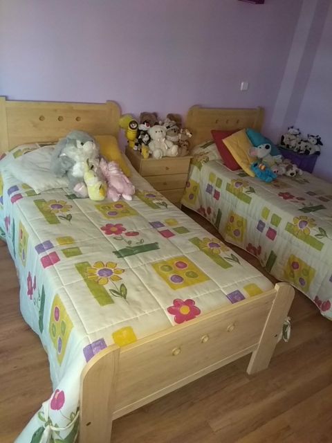 2 camas de 90 cm y 2 mesitas de noche