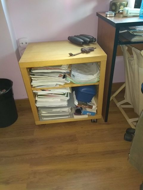 2 camas de 90 cm y 2 mesitas de noche