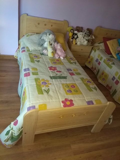 2 camas de 90 cm y 2 mesitas de noche