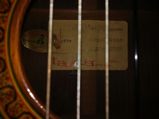 Guitarra para los santos Taurus de  años sesenta