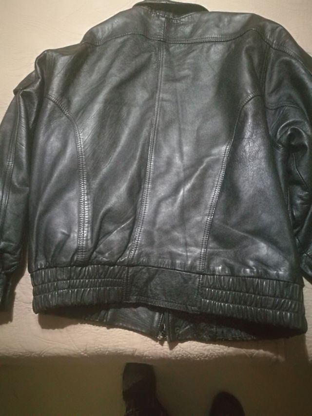 cazadora de cuero nueva sin ningún arañazo