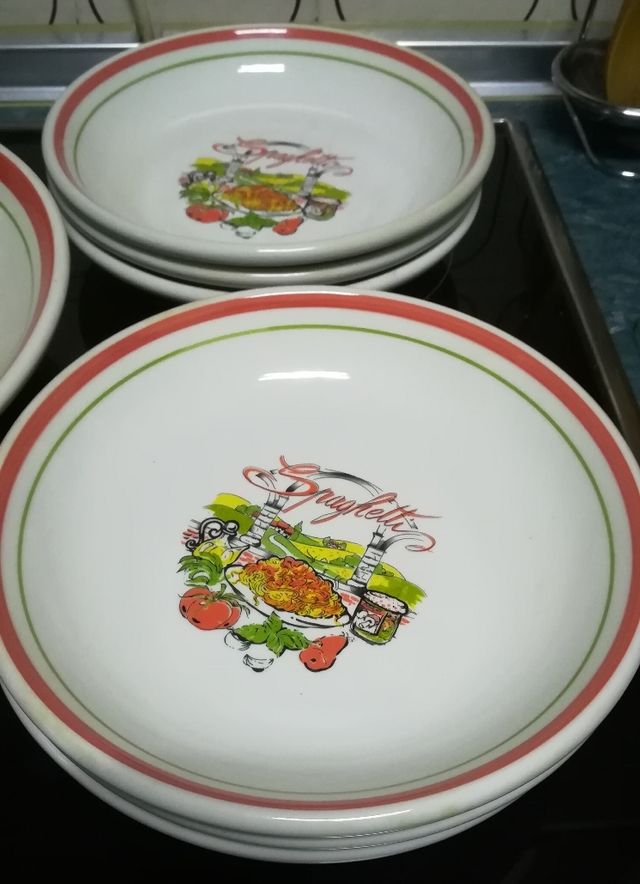 Juego de platos y fuente para espaguetis.