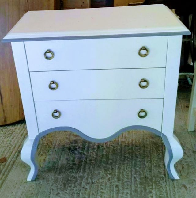 Cómoda de madera lacada en blanco detalles en gris