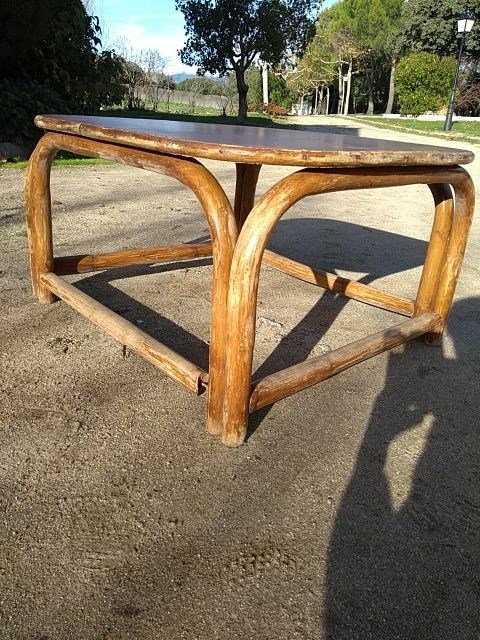 tavolino in legno e vimini