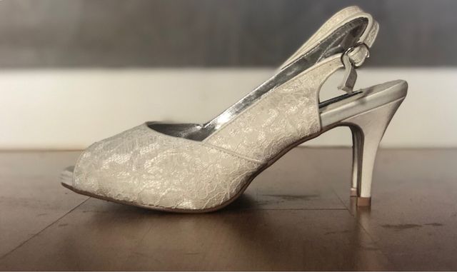 Zapatos de novia. (Núm 39) NUEVOS.