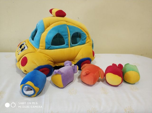 PELUCHE ESTIMULACIÓN SENTIDOS Y COCHES