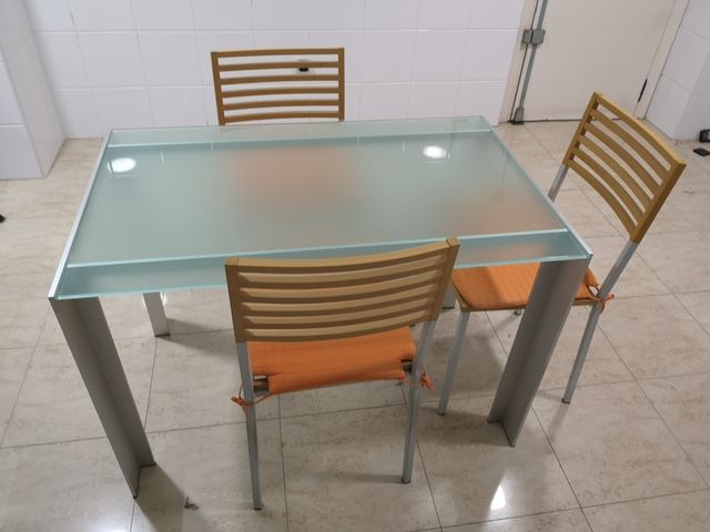 Juego de mesa y 3 sillas para cocina de la oca de segunda mano por ... Juego de mesa y 3 sillas para cocina de la oca de segunda mano por ...