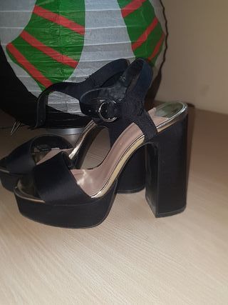 Sandalias tela negra fiesta número 35 de segunda mano por 10 EUR en Madrid  en WALLAPOP
