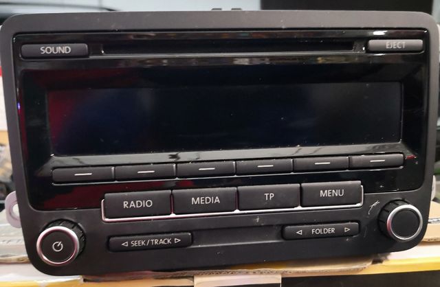 Radio CD original Volkswagen prácticamente nueva.