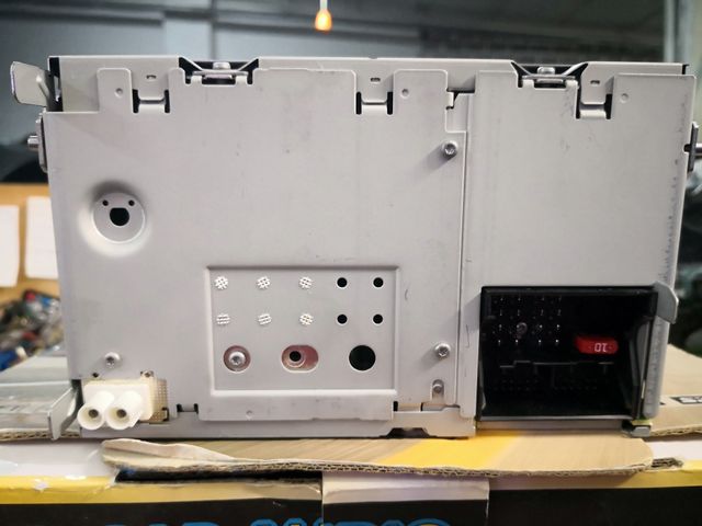 Radio CD original Volkswagen prácticamente nueva.