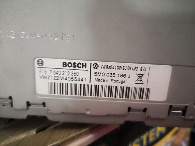 Radio CD original Volkswagen prácticamente nueva.