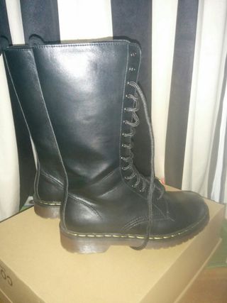 Bota militar altas estilo Doctor Martens. de segunda mano por 46 EUR en San  Sebastián de Los Reyes en WALLAPOP