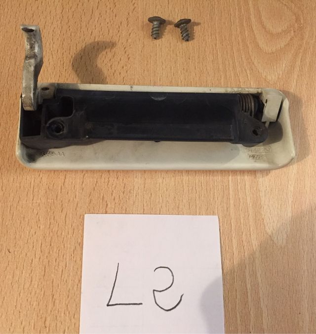 1 Tirador de puerta Ford Escort. L2