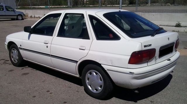 1 Tirador de puerta Ford Escort. L2