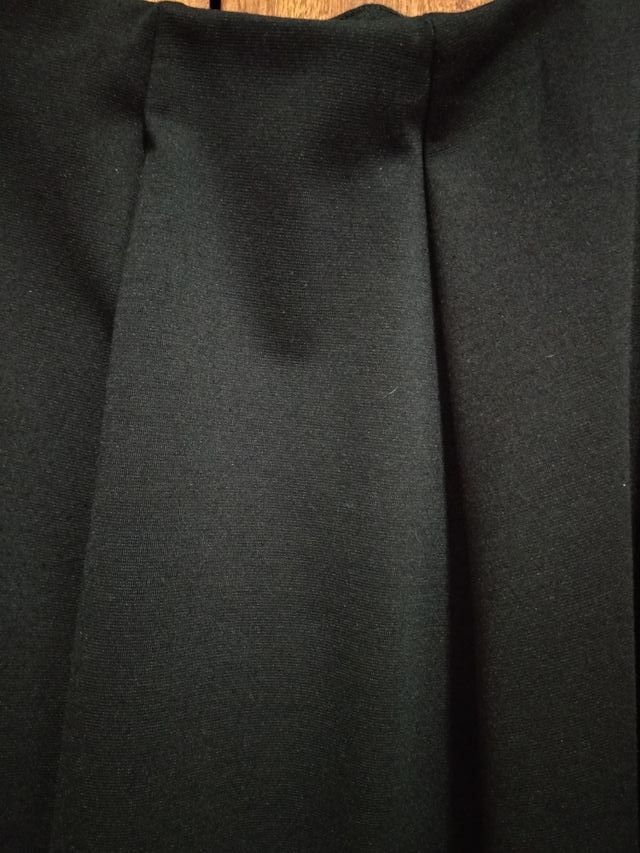 Falda negra Stradivarius actual