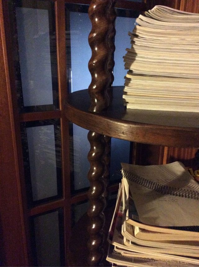 Estantería columna de nogal