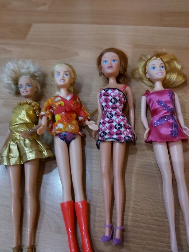 Muñecas. Las 4 a 10 euros.