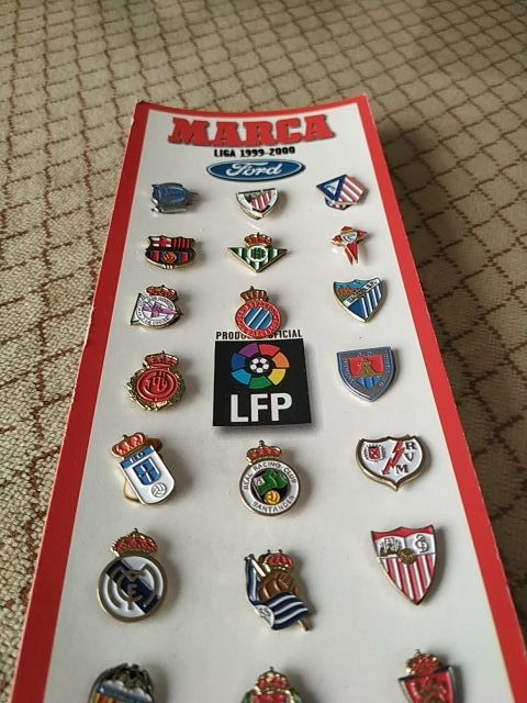 Colección de pins de fútbol.