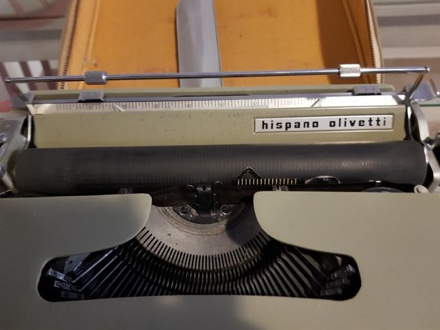 Macchina da scrivere Olivetti anni '60 (con accessori)