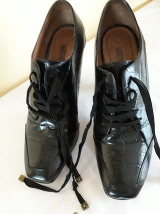 Zapato de tacón alto en negro número 35 de segunda mano por 10 EUR en  Cubelles en WALLAPOP