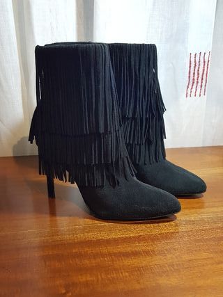 Botines negros de flecos de segunda mano por 24 EUR en Cáceres en WALLAPOP