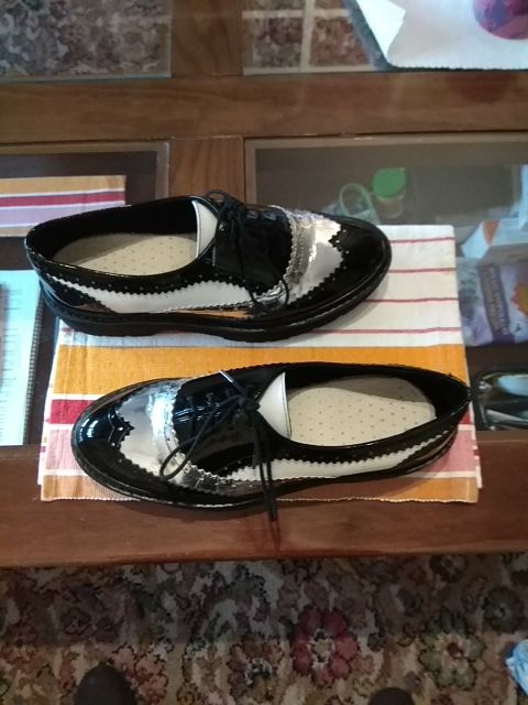 Preciosos zapatos de suela gruesa, número 39.