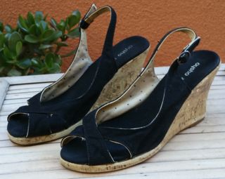 Sandalias de lona negra y cuñas de corcho Oysho de segunda mano por 10 EUR  en Barcelona en WALLAPOP