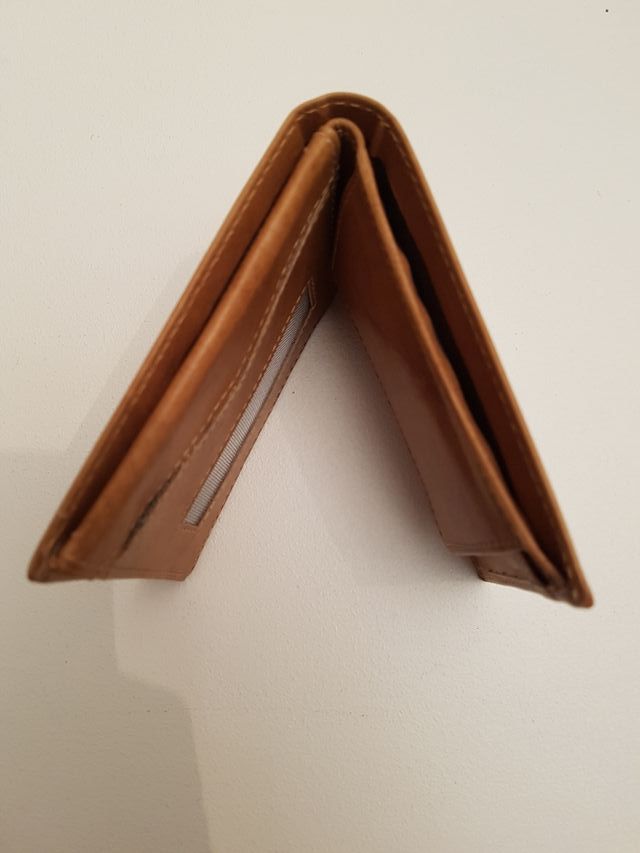 Cartera sin estrenar piel color camel. Letra Z.