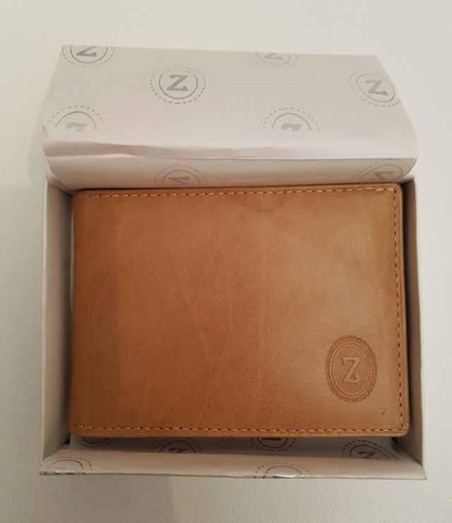 Cartera sin estrenar piel color camel. Letra Z.