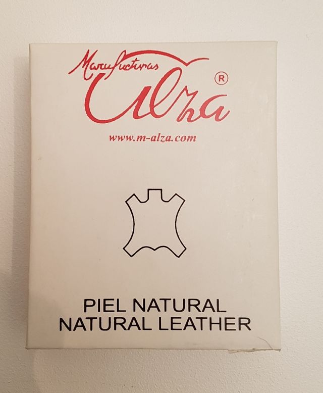 Cartera sin estrenar piel color camel. Letra Z.