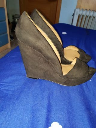 Cuña Negra Stradivarius de segunda mano por 10 EUR en Miami-Platja en  WALLAPOP