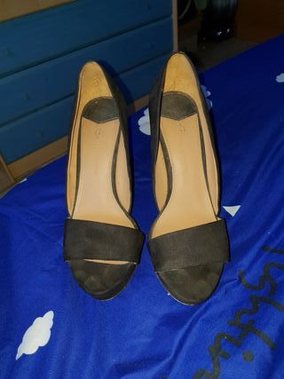 Cuña Negra Stradivarius de segunda mano por 10 EUR en Miami-Platja en  WALLAPOP