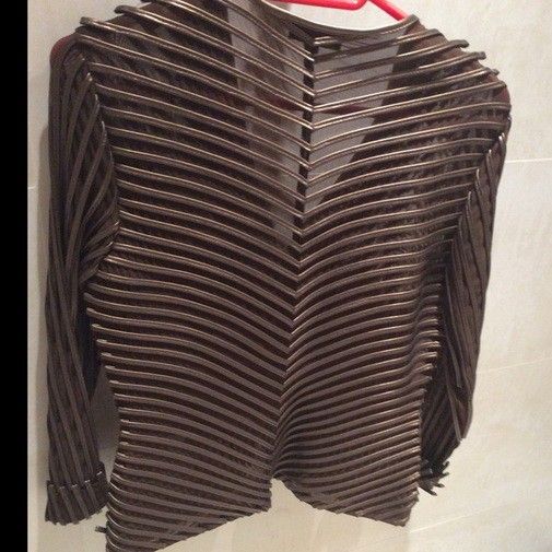 Chaqueta Adolfo  Dominguez. Atención a desperfecto