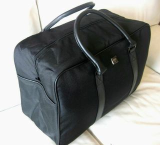 Bolso viaje Hugo Boss de segunda mano por 85 EUR en San Sebastián de Los  Reyes en WALLAPOP
