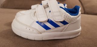 Zapatillas Adidas número 23 de segunda mano por 5 € en Zapatillas Adidas número 23 de segunda mano por 5 € en