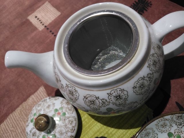 Tetera, azucarero y 4 tazas porcelana