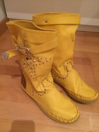 Botas ibicencas color mostaza de segunda mano por 14 EUR en Huesca en  WALLAPOP
